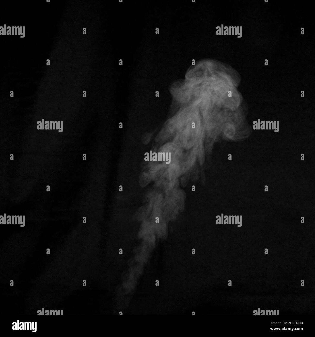 Boucles en gros plan de vapeur ou de fumée avec gouttes d'humidité isolées sur fond noir, touche basse, espace de copie Banque D'Images