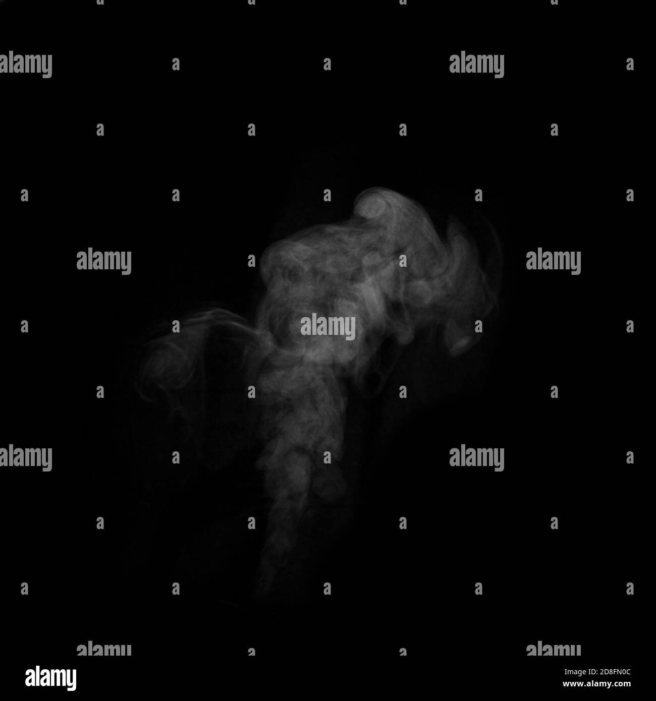 Boucles en gros plan de vapeur ou de fumée avec gouttes d'humidité isolées sur fond noir, touche basse, espace de copie Banque D'Images