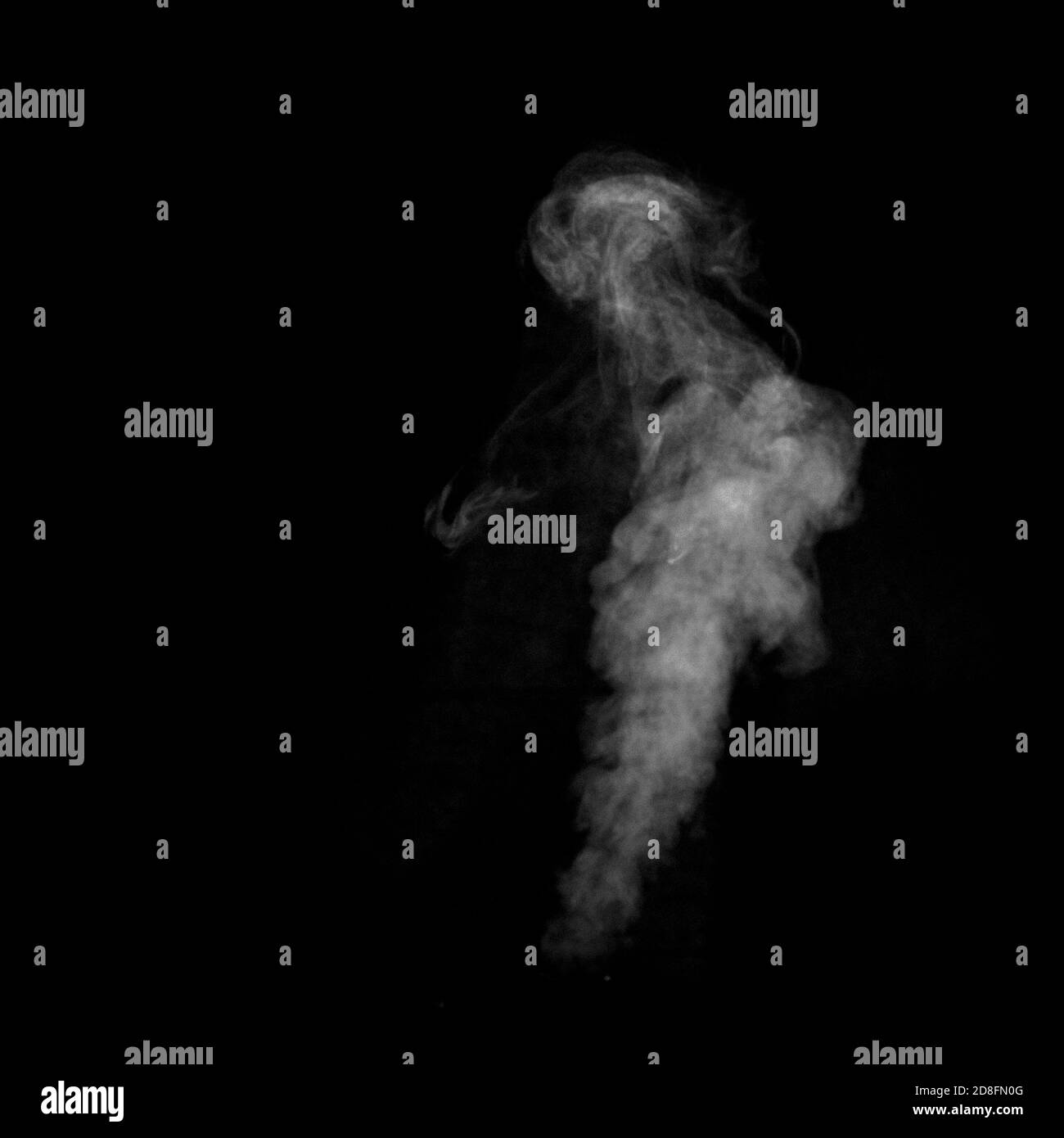 gros plan de la fumée blanche de vapeur isolée sur fond noir Banque D'Images