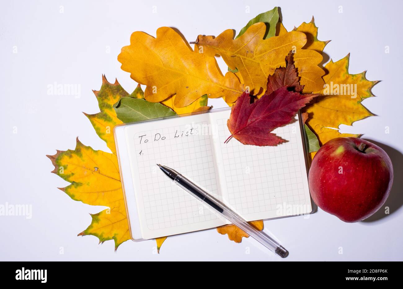 Bloc-notes vierge pour écrire la liste des tâches, stylo et feuilles  colorées d'automne, pomme rouge sur fond blanc Photo Stock - Alamy