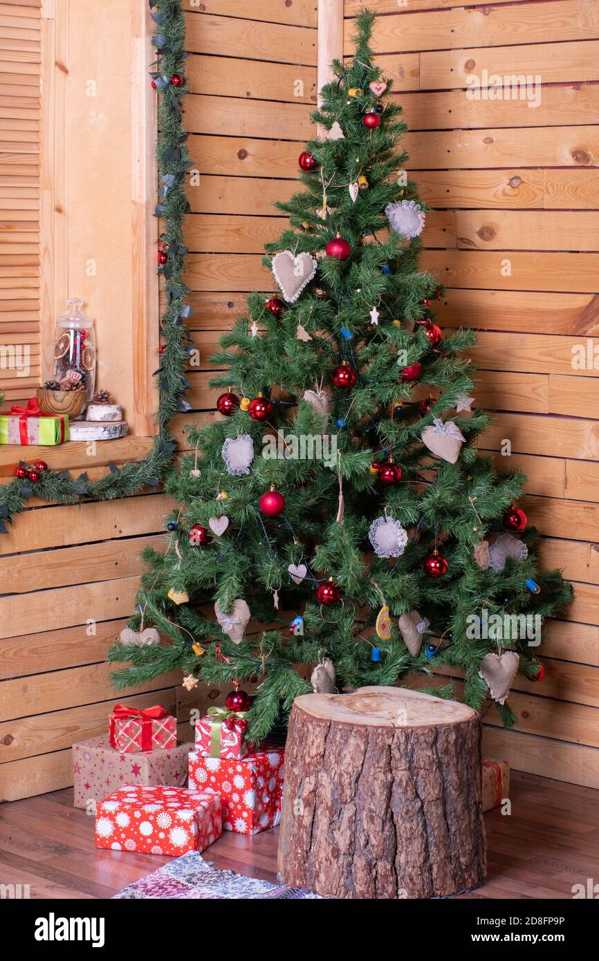 Un coin joliment décoré d'une maison en bois avec Noël arbre décoré et cadeaux Banque D'Images