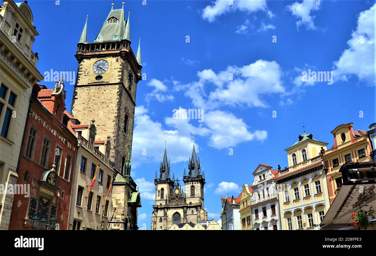 Vieille ville de Prague avec ciel bleu. Regardez la Tour et le centre de la Bohême. Banque D'Images