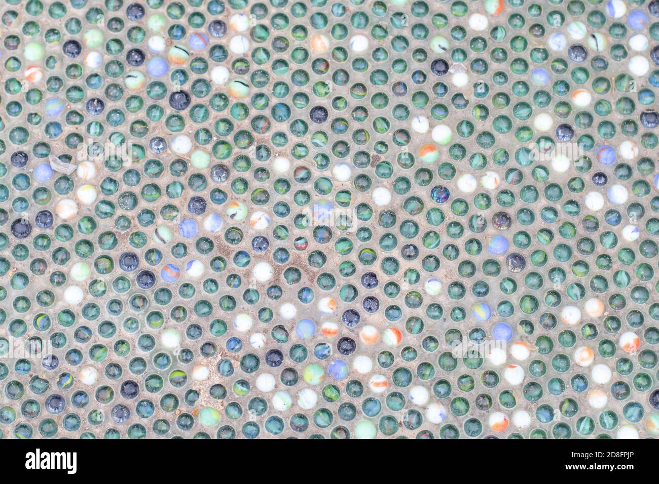 Fond en mosaïque de boules de verre rondes dans le mur Banque D'Images