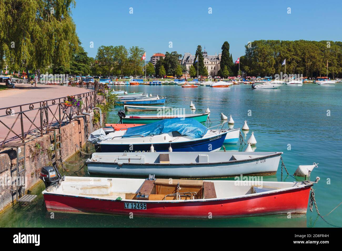 Annecy, département de la haute-Savoie, Rhône-Alpes, France. Bateaux sur le lac d'Annecy, sur les rives des Jardins de l'Europe. Banque D'Images
