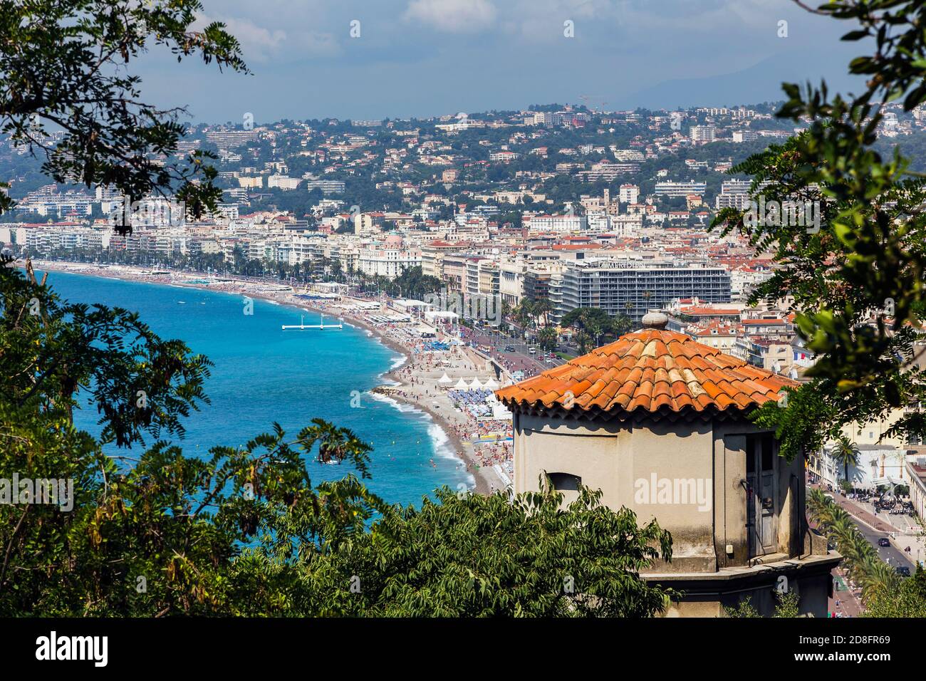 Nice, Côte d'Azur, France. Plage et promenade des Anglais vus du Parc de la Colline du Château, ou colline du Château. Banque D'Images