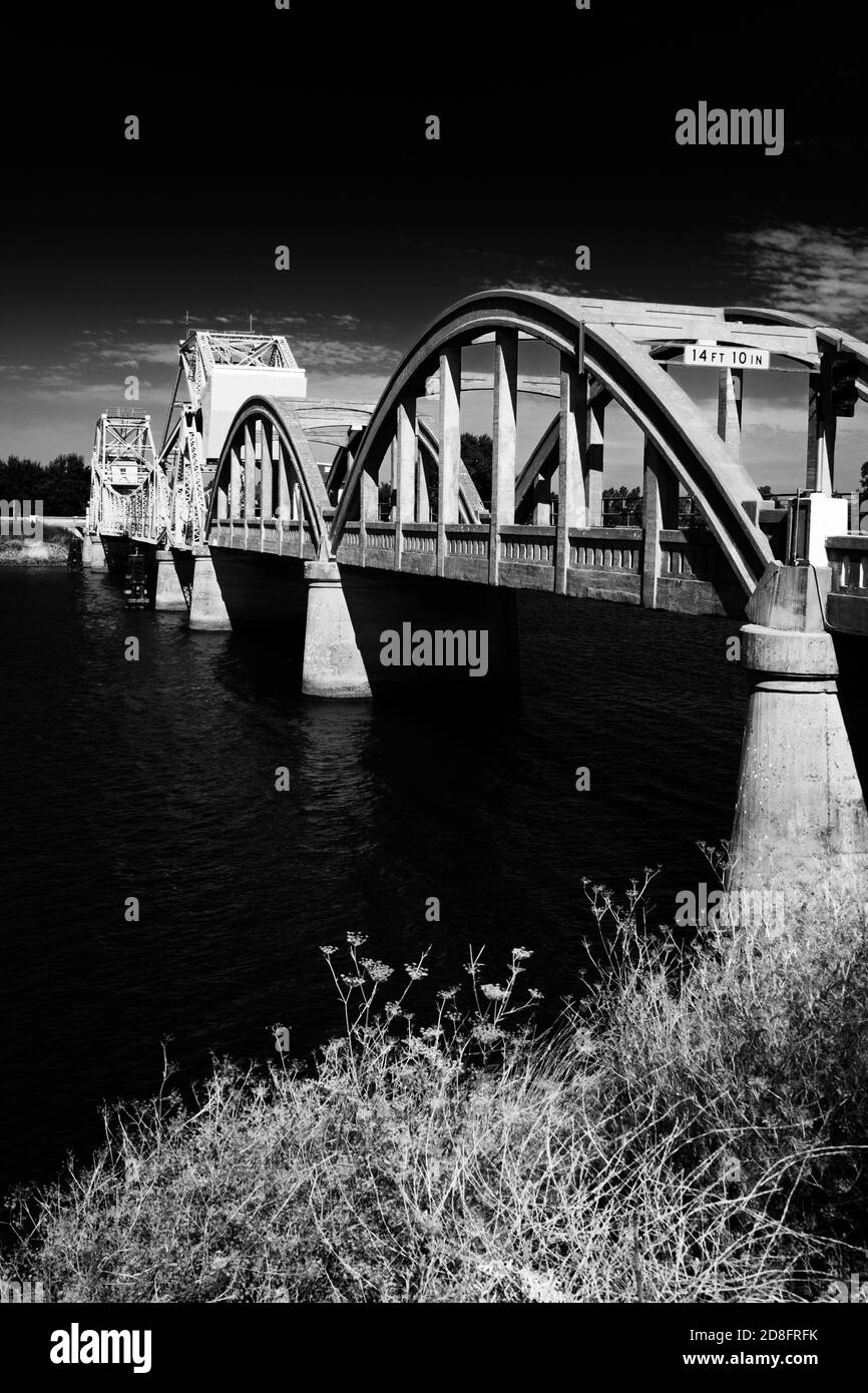 Pont-élévateur d'Isleton au-dessus de la rivière Sacramento, ville historique d'Isleton, delta de Sacramento, Californie, États-Unis Banque D'Images