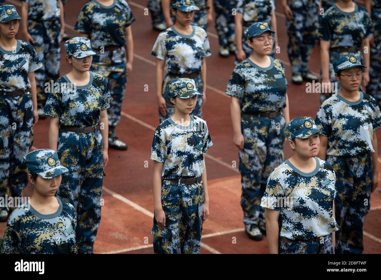 Plus de 7000 jeunes gens de l'université normale de Chine centrale portent des T-shirts de camouflage pour suivre un entraînement militaire avant de commencer leur vie universitaire, Wuha Banque D'Images