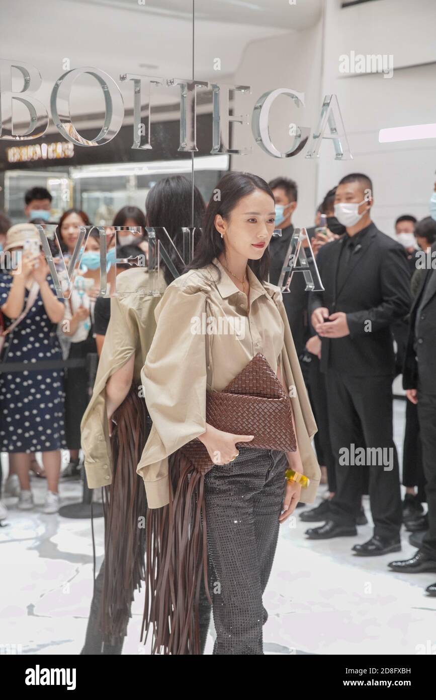 L'actrice chinoise Tong Yao assiste à la cérémonie d'ouverture d'un nouveau  magasin de produits de luxe et de la marque de haute couture Bottega Veneta  à SKP Beijing, Chine, 2 septembre Photo