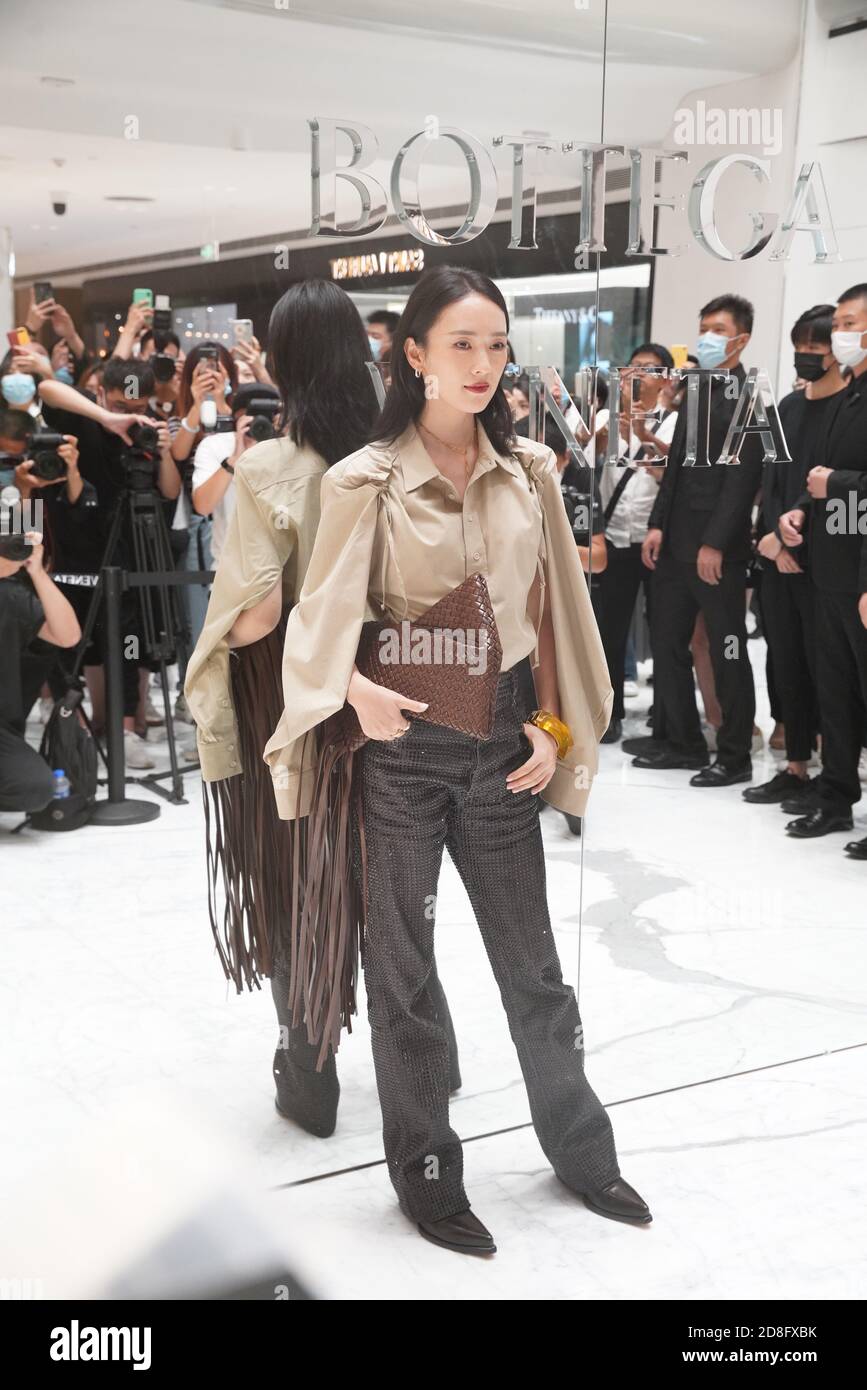 L'actrice chinoise Tong Yao assiste à la cérémonie d'ouverture d'un nouveau  magasin de produits de luxe et de la marque de haute couture Bottega Veneta  à SKP Beijing, Chine, 2 septembre Photo