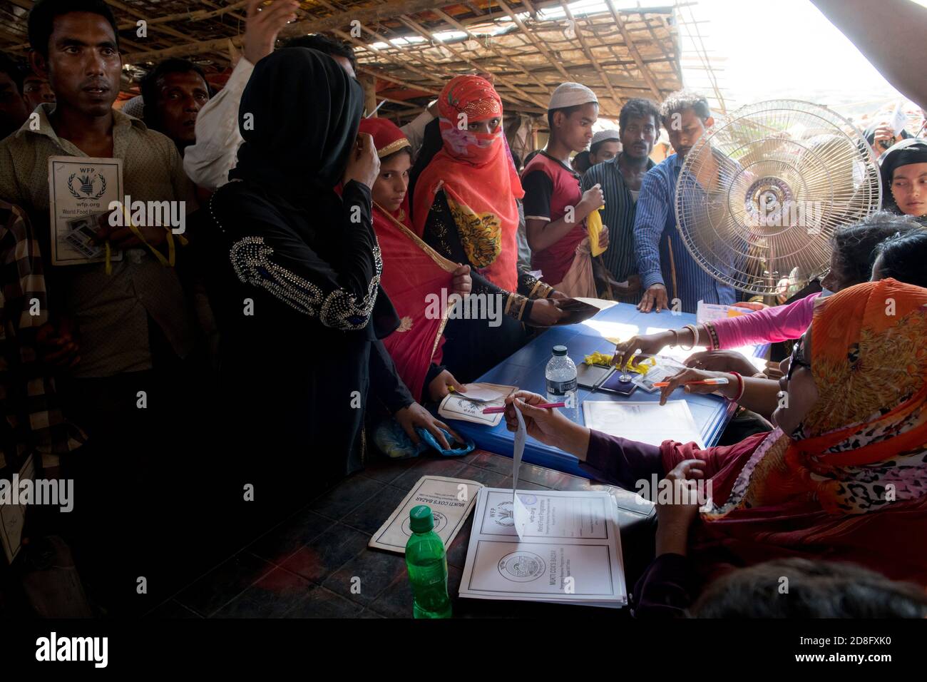 Des réfugiés Rohingya récemment arrivés attendent une aide alimentaire au camp de Kutupalong le 16 avril 2018 à Cox's Bazar, au Bangladesh. Plus de 650,000 Rohingya ont traversé la frontière avec le Bangladesh depuis août de l'année dernière, fuyant la violence. Banque D'Images