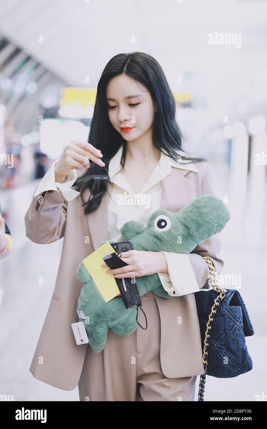 L'actrice, l'hôte, la chanteuse et le mannequin chinois Shen Mengchen arrive à l'aéroport de Guangzhou avant le départ dans la ville de Guangzhou, le Guandgdong Provenift de Chine méridionale Banque D'Images