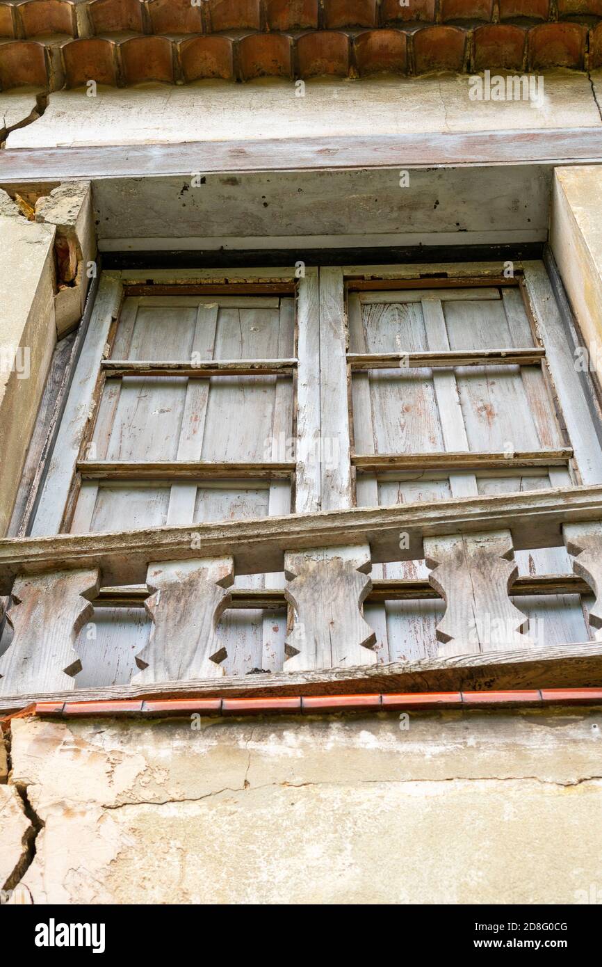 vieille fenêtre dans une maison abandonnée avec un mur en ruines ...