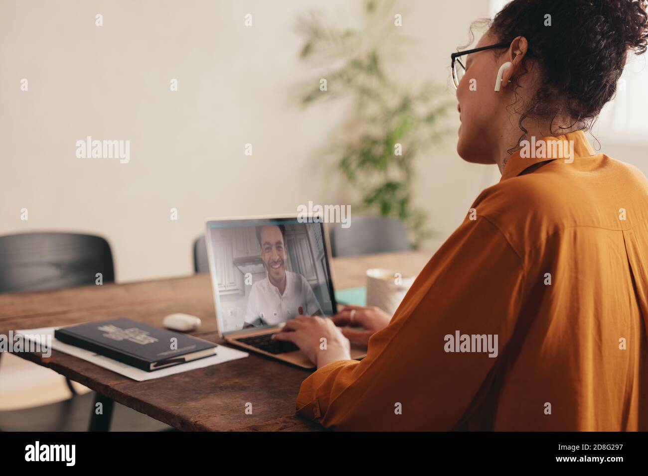 Couple séparé par la pandémie. Couple binational dans une relation longue distance faisant un appel vidéo. Banque D'Images