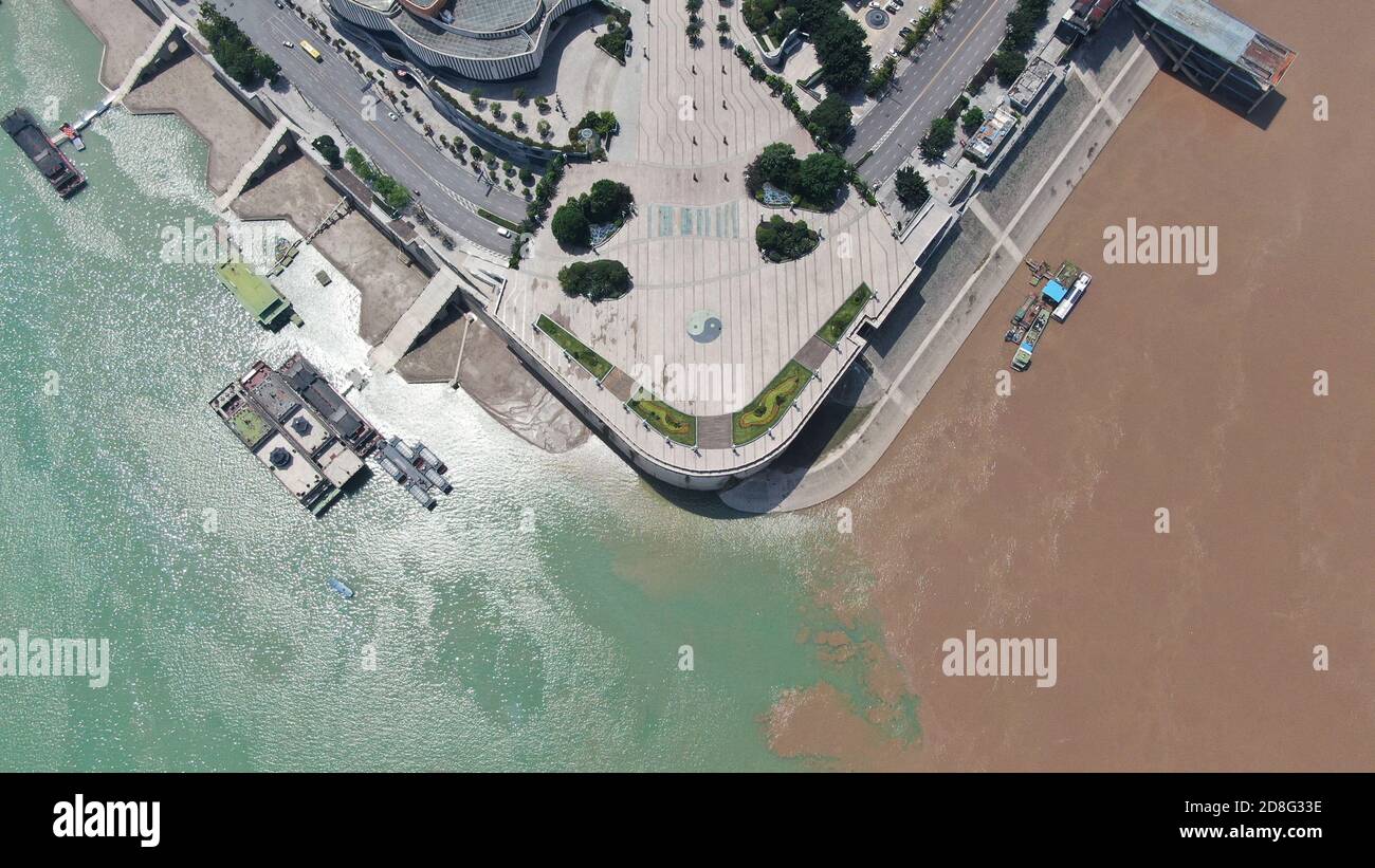 Vue aérienne du confluent du fleuve Yangtze et du fleuve Wujiang à Chongqing, en Chine, le 9 septembre 2020. Banque D'Images