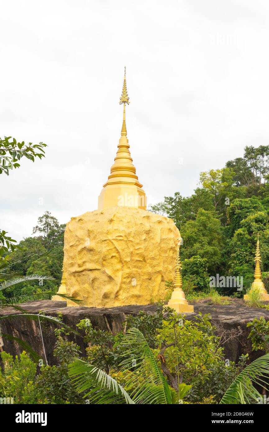 pagode dorée sur la montagne dans la forêt Banque D'Images