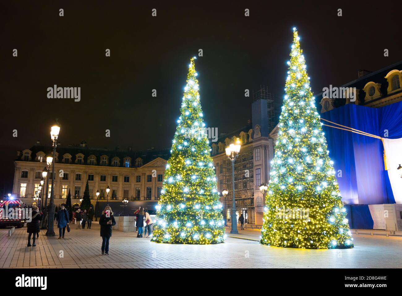 Arbres de Noël décorés de beaux tingules, place Vendôme (place), Paris, France. Immenses pins. Le quartier commerçant le plus luxueux de Paris. Banque D'Images Arbres de Noël décorés de beaux tingules, place Vendôme (place), Paris, France. Immenses pins. Le quartier commerçant le plus luxueux de Paris. Banque D'Images