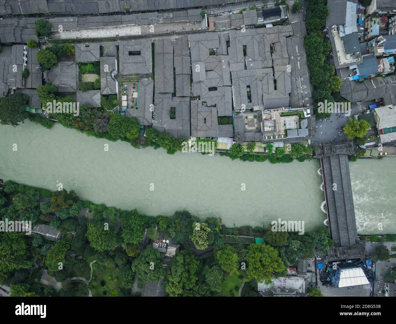 Une vue aérienne du Dujiangyan, un ancien système d'irrigation construit autour de 256 av. J.-C. par l'État de Qin comme projet d'irrigation et de contrôle des crues Banque D'Images
