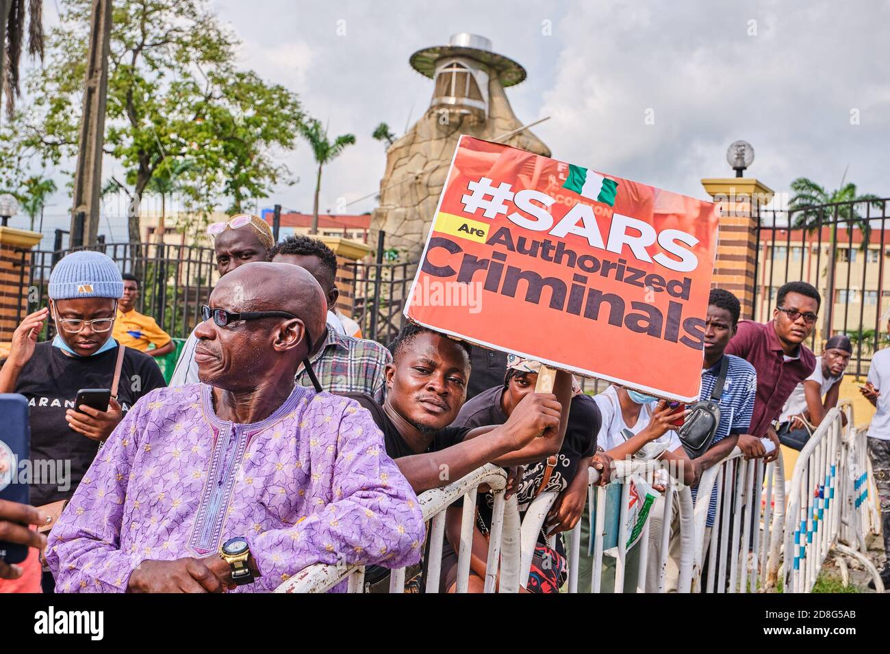 Les gens tiennent des pancartes lors des manifestations contre la brutalité policière #EndSARS à Lagos Nigeria le 8 octobre 2020. Banque D'Images