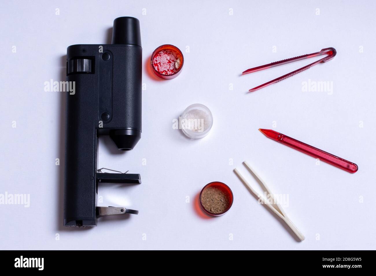 Microscope et équipement pour enfants sur fond blanc, vue de dessus, plat. Le concept de l'éducation, de retour à l'école Banque D'Images