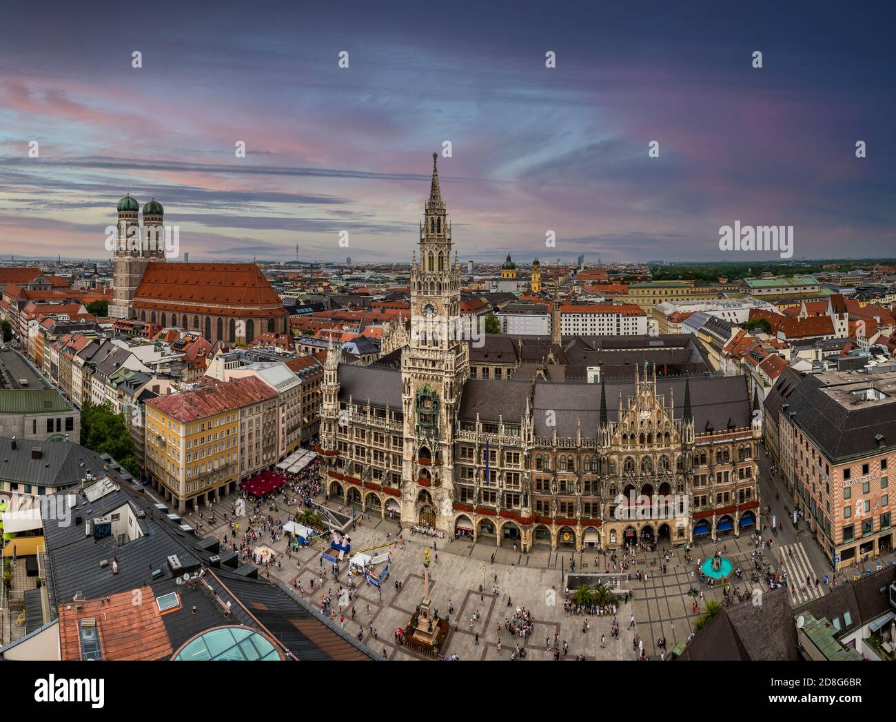 Sur les toits de la ville avec la cathédrale Frauenkirche et nouvel hôtel de ville ou Neues Rathaus, Munich, Bavière, Allemagne Banque D'Images