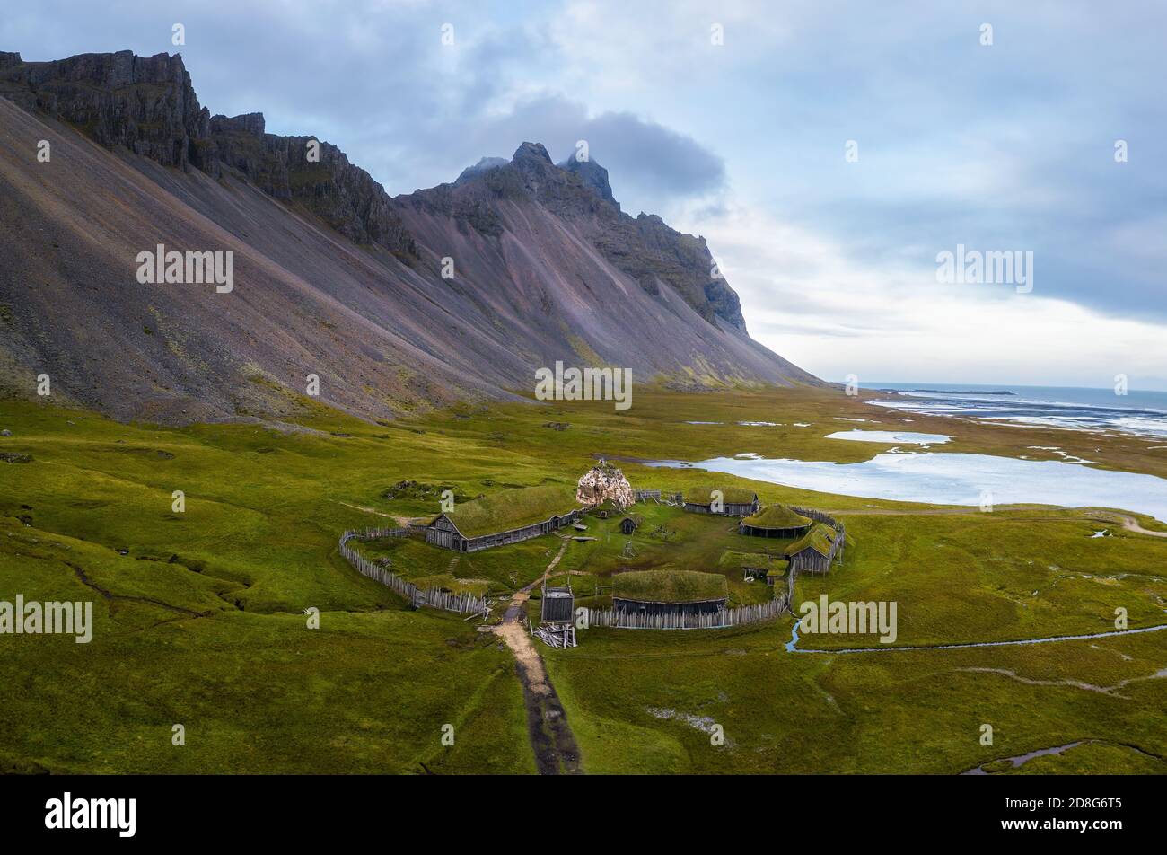 Vue aérienne d'un village viking à Stokksnes, sous la montagne Vestahorn, en Islande Banque D'Images