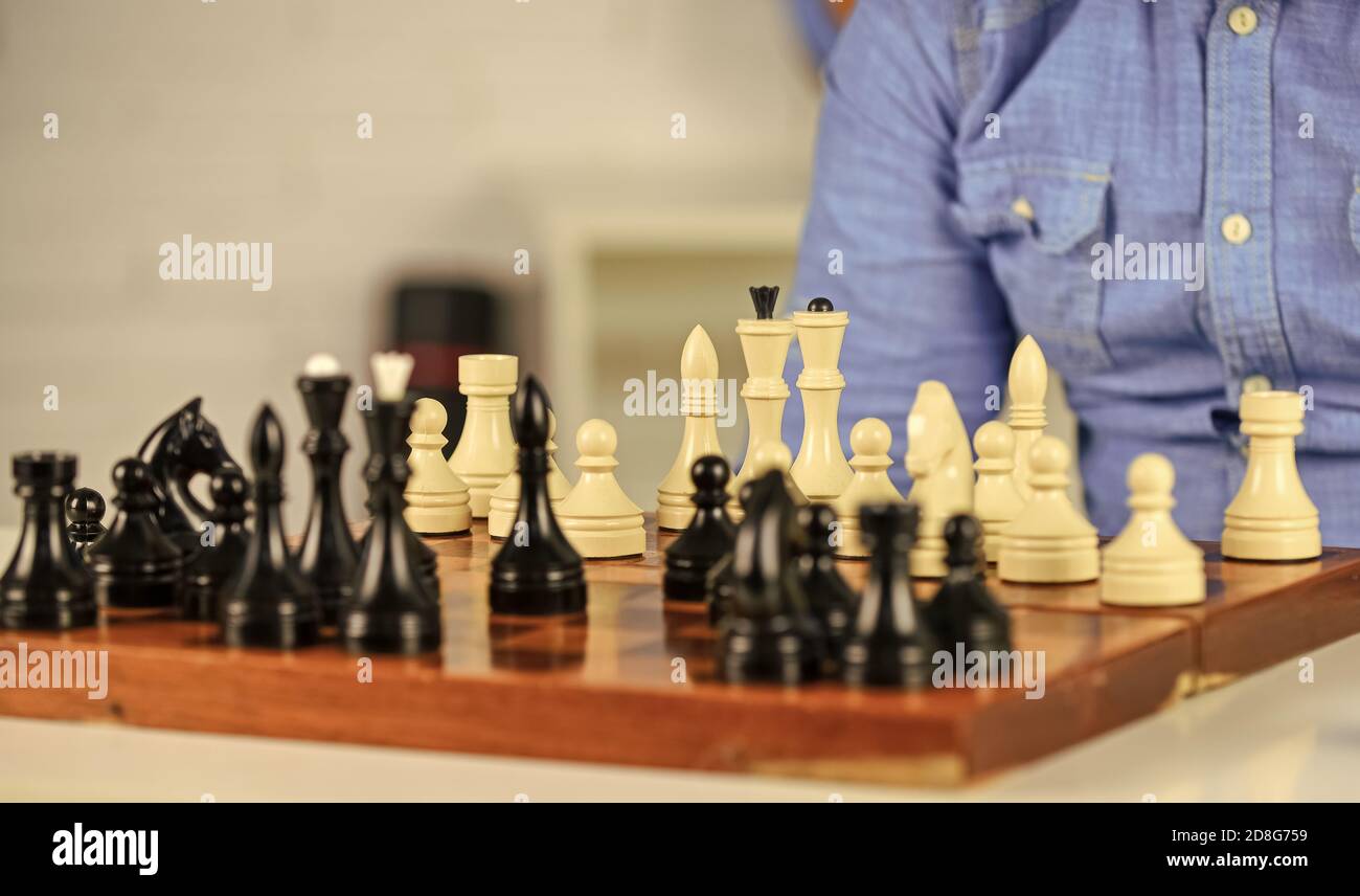 Logiques de développement. Apprendre à jouer aux échecs. Le mauvais déplacement annule les bons. Leçon d'échecs. Concept de stratégie. Jouer aux échecs. Passe-temps intellectuel. Figures sur le tableau d'échecs en bois. En pensant à l'étape suivante. Banque D'Images