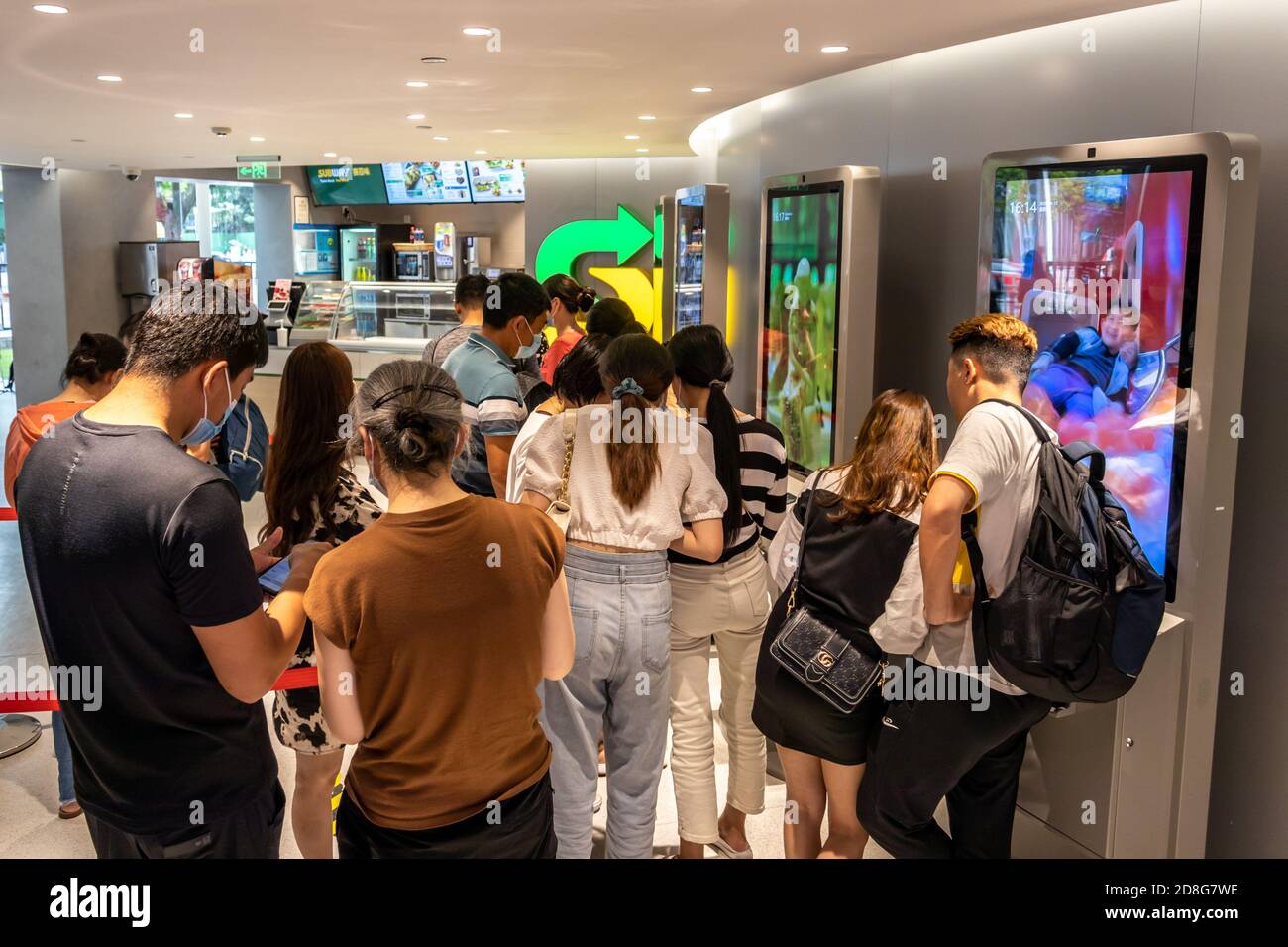 Les voyageurs se promo dans les attractions touristiques de Shanghai, Chine, 13 septembre 2020. L'aquarium océanique de Shanghai et l'Oriental Pearl ont annoncé un demi-prix Banque D'Images