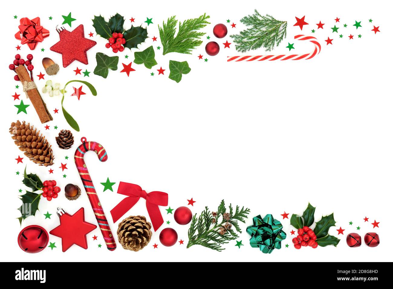 Décor traditionnel de Noël abstrait avec verdure d'hiver et boules décoratives sur blanc. Composition pour les fêtes. Banque D'Images