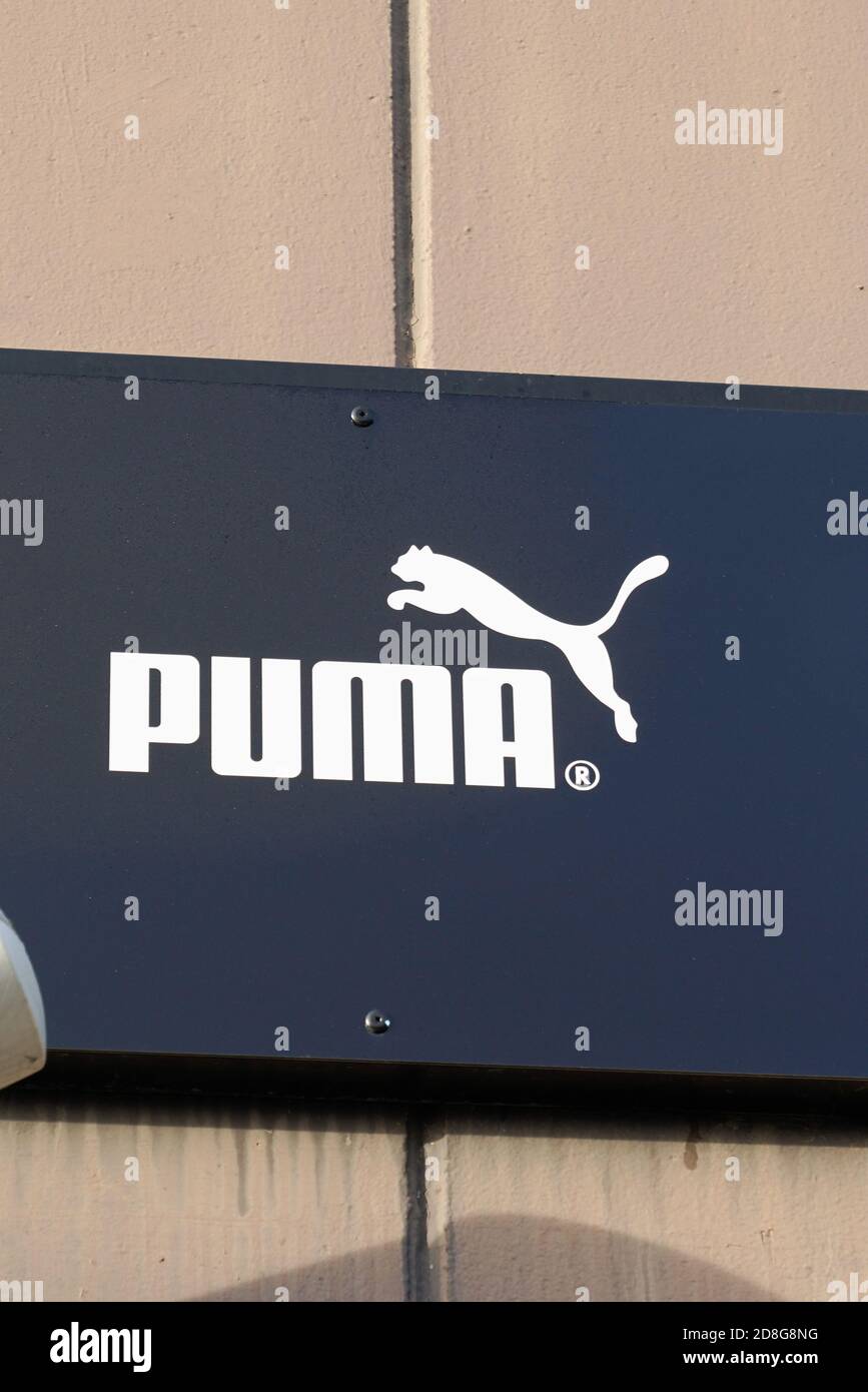 Bordeaux , Aquitaine / France - 10 20 2020 : Puma texte signe et logo avant  de magasin allemand sport pour le sport décontracté chaussure boutique  Photo Stock - Alamy