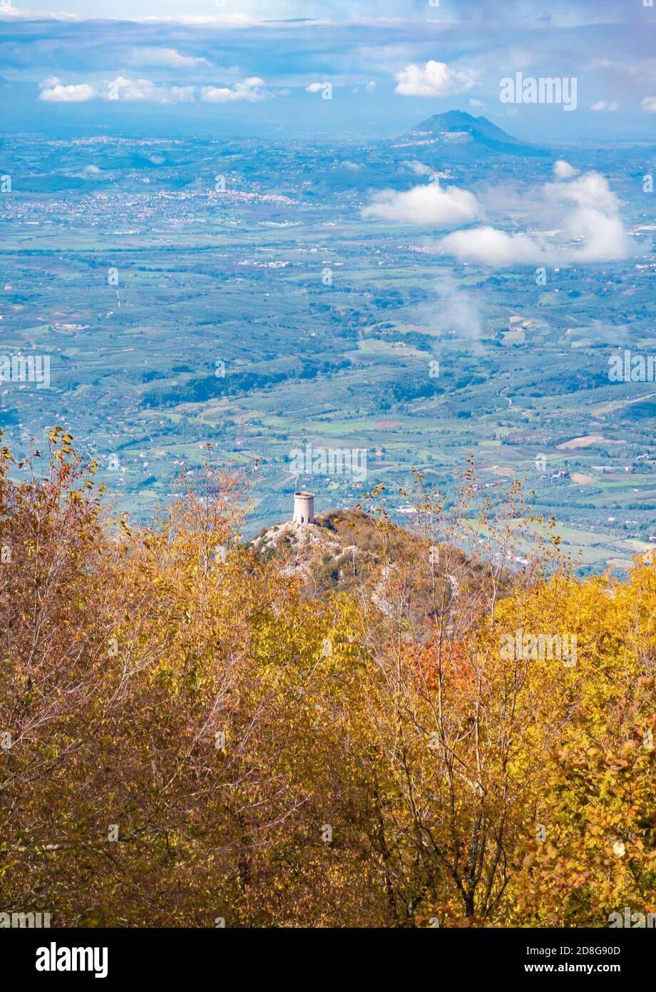 Monte Gennaro (Italie) - également connu sous le nom de Monte Zappi, sommet dans les monts Monti Lucretili, à 1271 mètres, est le plus haut sommet visible de Rome Banque D'Images