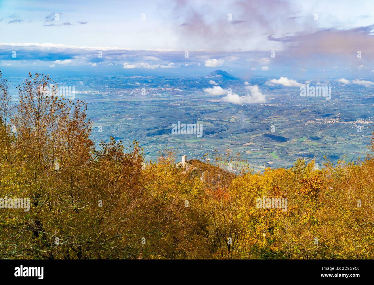 Monte Gennaro (Italie) - également connu sous le nom de Monte Zappi, sommet dans les monts Monti Lucretili, à 1271 mètres, est le plus haut sommet visible de Rome Banque D'Images