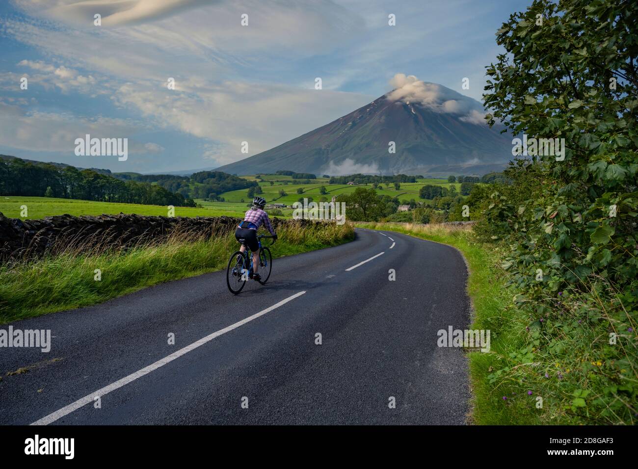 Paysage de vélo fantaisie utilisant la fonction de remplacement de ciel de Photoshop, Slaidburn dans Bowland et le Mont Fuji. Banque D'Images