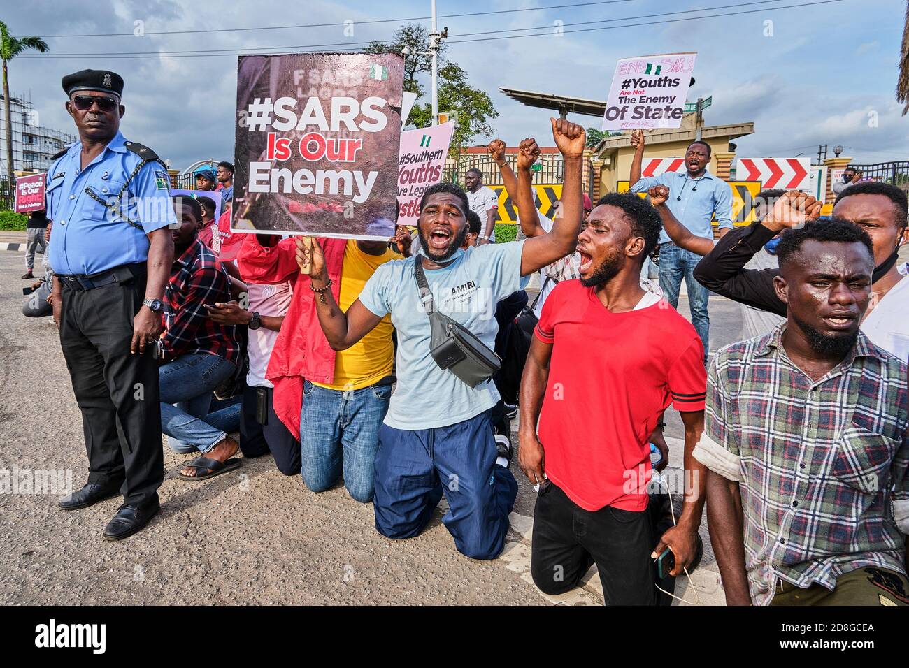 Les gens tiennent des pancartes lors des manifestations contre la brutalité policière #EndSARS à Lagos Nigeria le 8 octobre 2020. Banque D'Images