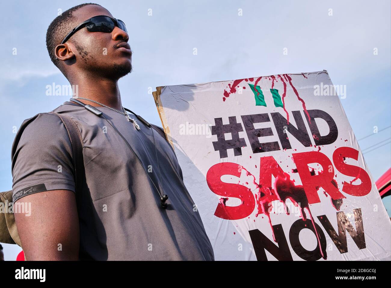 Un manifestant tient un écriteau lors des manifestations contre la brutalité policière #EndSARS à Lagos Nigeria le 8 octobre 2020. Banque D'Images