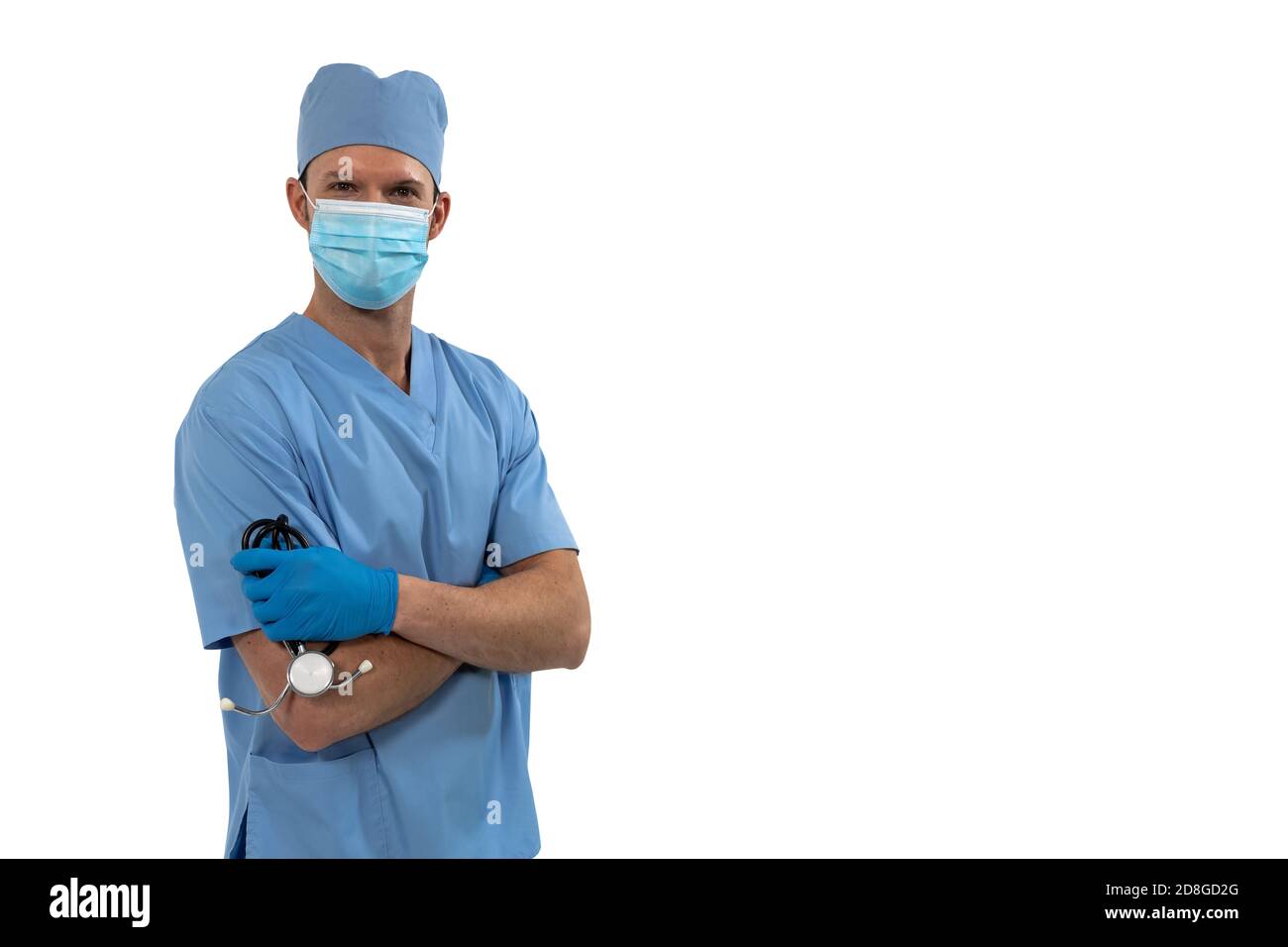 Portrait d'un chirurgien mâle tenant le stéthoscope sur fond blanc Banque D'Images