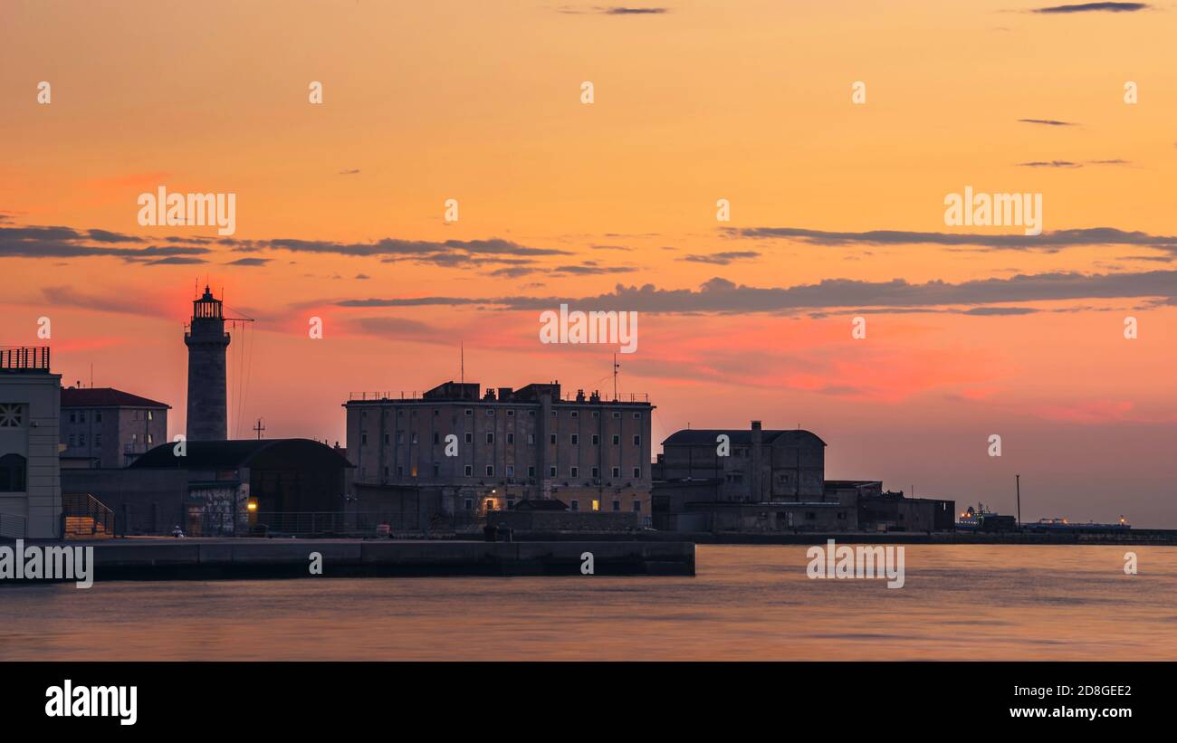 Coucher de soleil sur le phare de l'ex à Trieste en Italie en Europe Banque D'Images