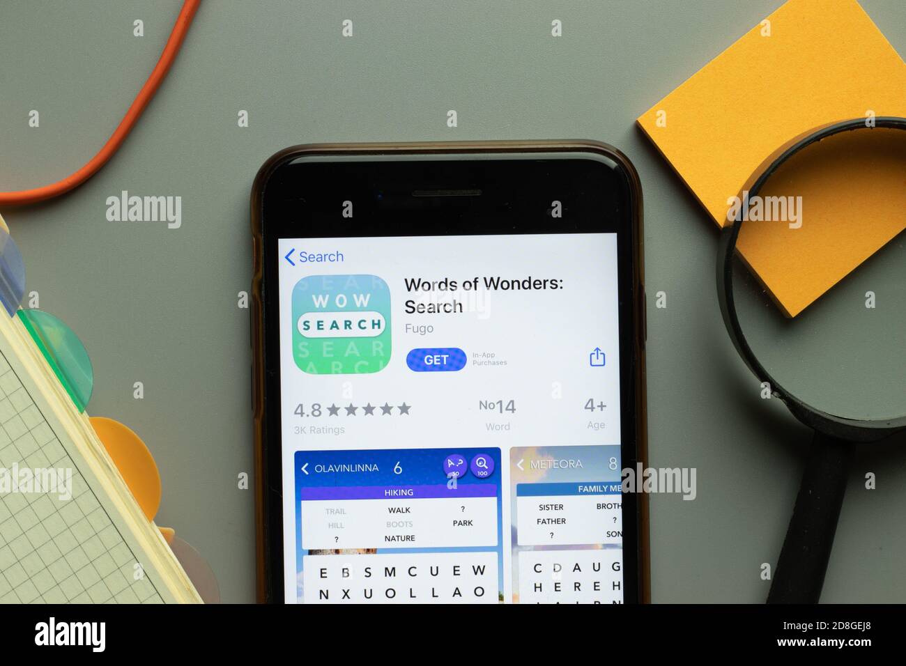 New York, Etats-Unis - 26 octobre 2020: Words of Wonders Rechercher le logo de l'application mobile sur l'écran du téléphone gros plan, montage illustratif Banque D'Images
