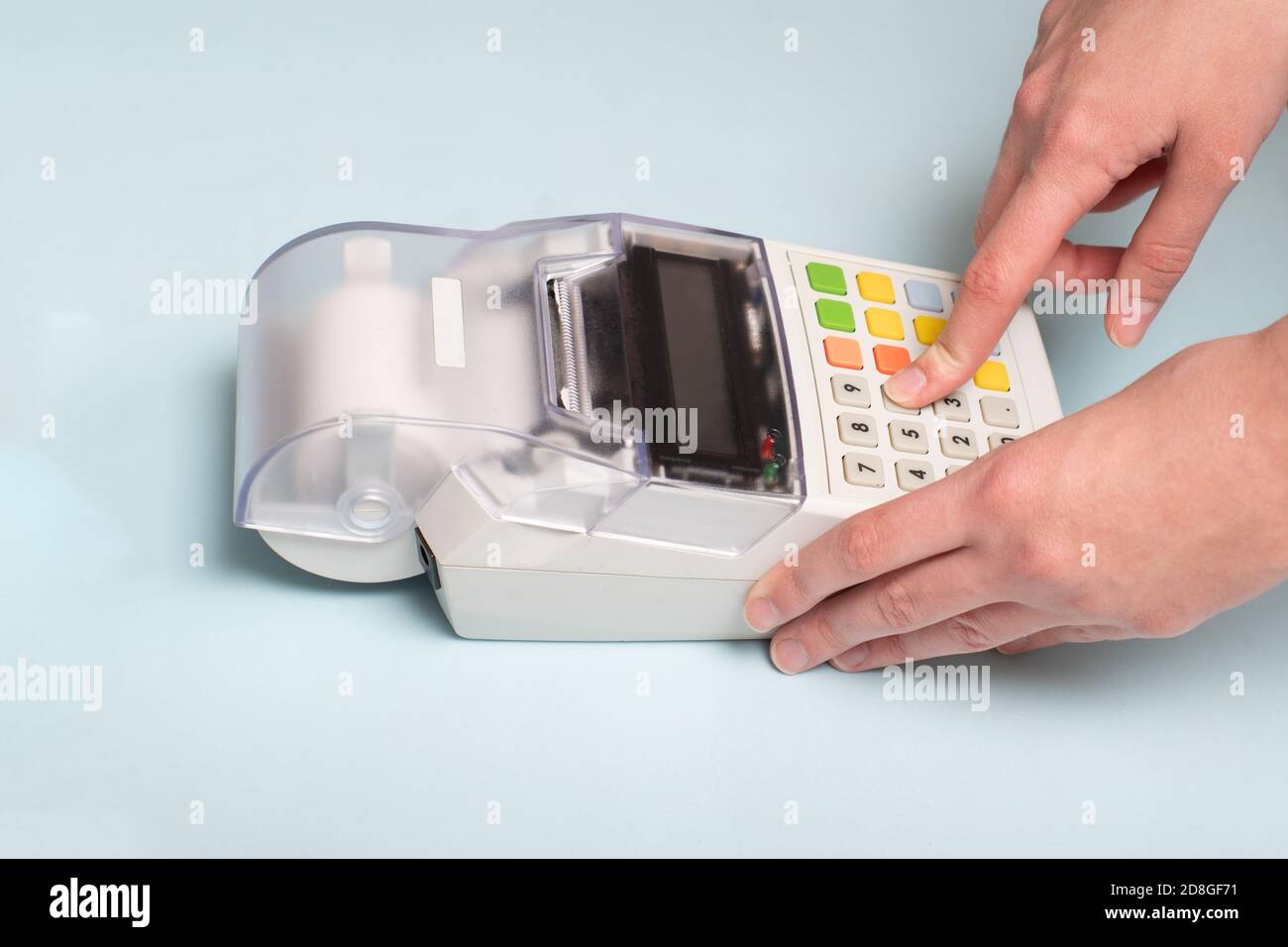 Mains d'une jeune femme appuyer sur un bouton d'une caisse pour briser un chèque après l'achat d'un produit. Idée d'entreprise Banque D'Images