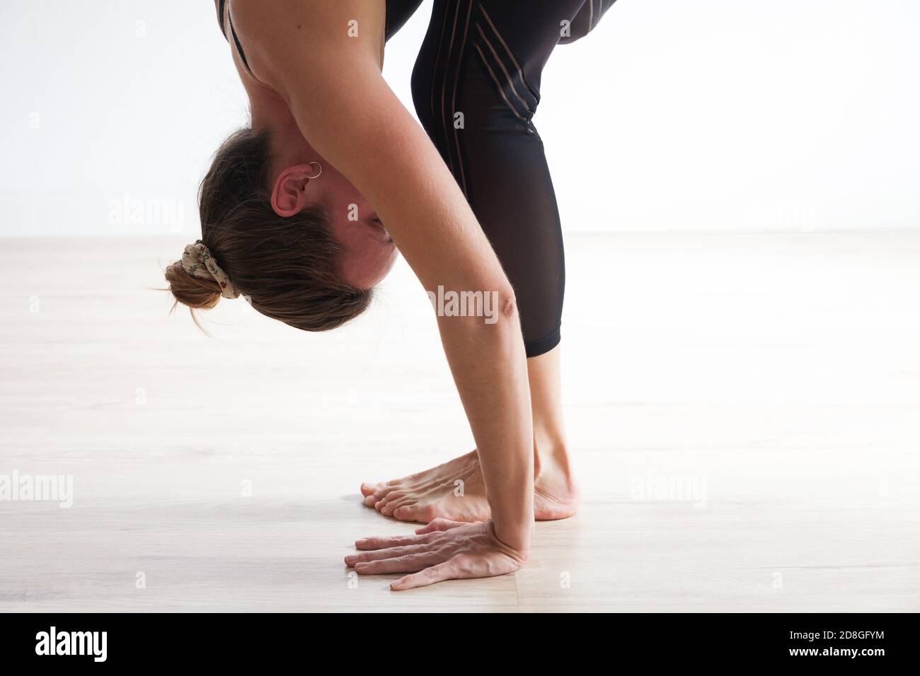 femme méconnue pratiquant le yoga sur un tapis de yoga Banque D'Images
