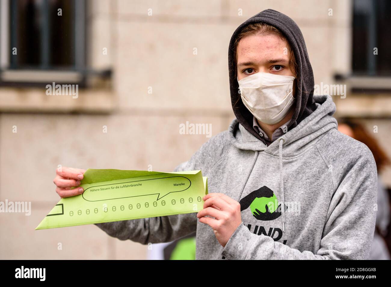 Berlin, Berlin, Allemagne. 30 octobre 2020. Un militant de l'environnement tenant un avion en papier peut être vu lors d'une manifestation contre l'ouverture du nouvel aéroport de Berlin BER un jour avant l'ouverture. Les manifestants, organisés par le groupe berlinois BUND jugend, exigent que BER ne s'ouvre pas mais soit réaffecté, qu'il s'agit d'investissements dans une mobilité abordable et respectueuse du climat et d'une réduction drastique du trafic aérien. Crédit : Jan Scheunert/ZUMA Wire/Alay Live News Banque D'Images