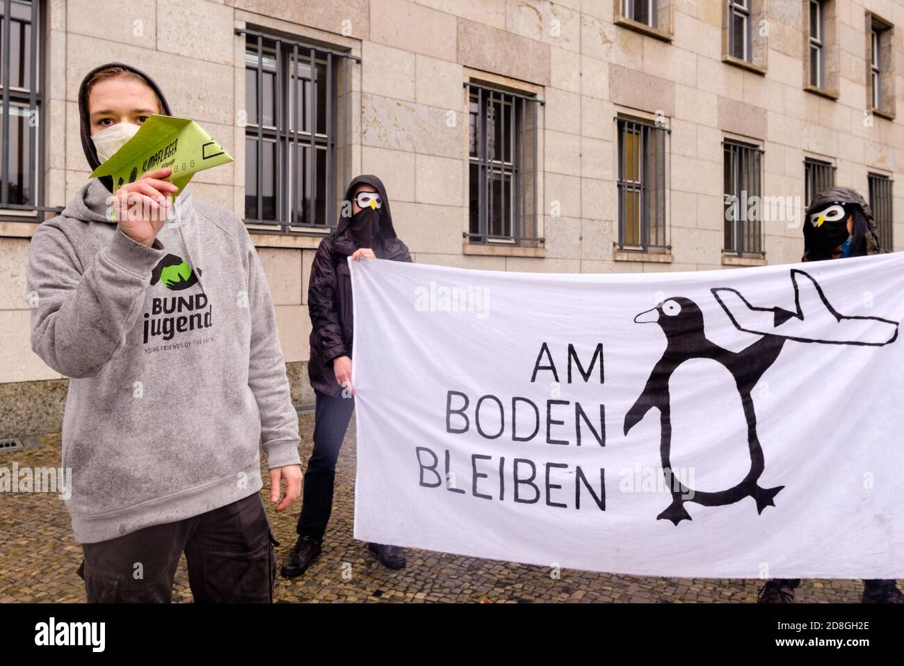 Berlin, Berlin, Allemagne. 30 octobre 2020. Un militant de l'environnement tenant un avion en papier peut être vu lors d'une manifestation contre l'ouverture du nouvel aéroport de Berlin BER un jour avant l'ouverture. Les manifestants, organisés par le groupe berlinois BUND jugend, exigent que BER ne s'ouvre pas mais soit réaffecté, qu'il s'agit d'investissements dans une mobilité abordable et respectueuse du climat et d'une réduction drastique du trafic aérien. Crédit : Jan Scheunert/ZUMA Wire/Alay Live News Banque D'Images