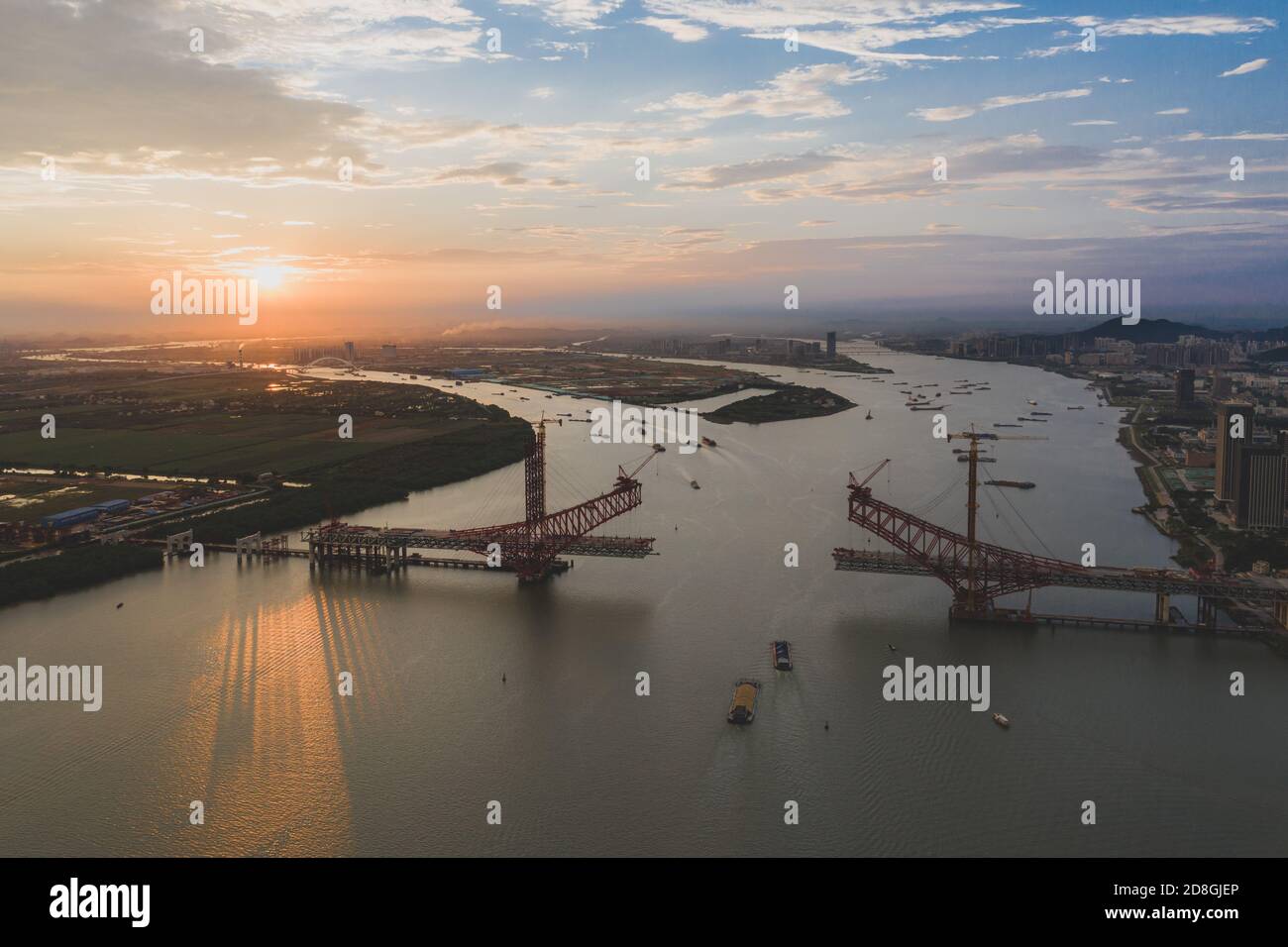 Vue aérienne du pont Mingzhuwan, qui a la plus longue étendue principale du monde, en cours de construction au coucher du soleil dans le quartier de Nansha, Guangzh Banque D'Images