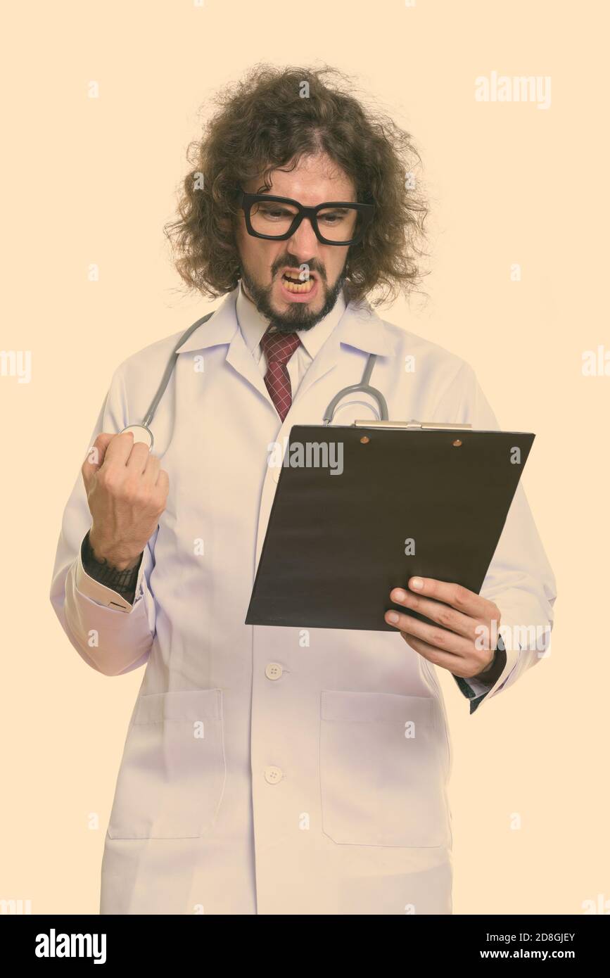 Portrait d'homme en colère médecin lecture le presse-papiers avec fist soulevées Banque D'Images