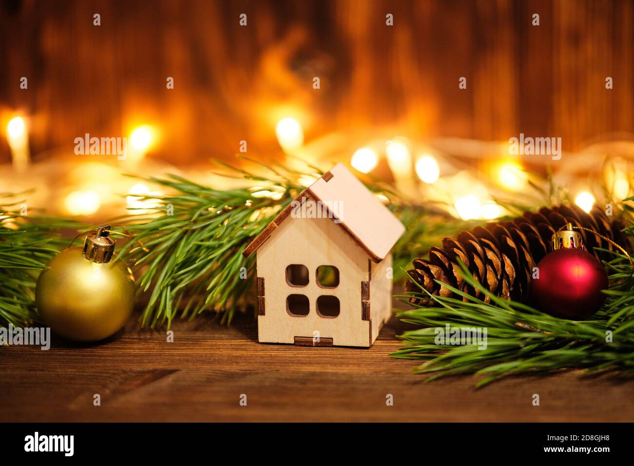 Jouets de Noël sur fond de bois avec guirlande. Banque D'Images