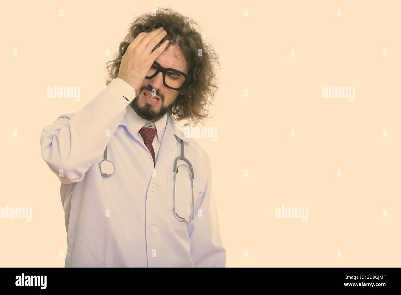 Portrait de l'homme médecin à souligné alors que covering face Banque D'Images