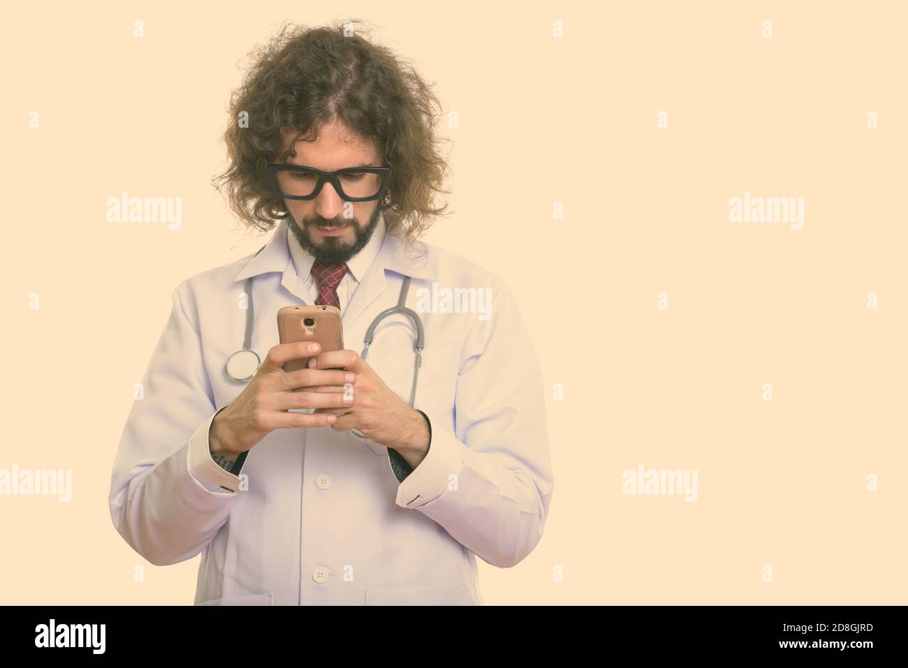 Studio shot of handsome man using mobile phone Banque D'Images