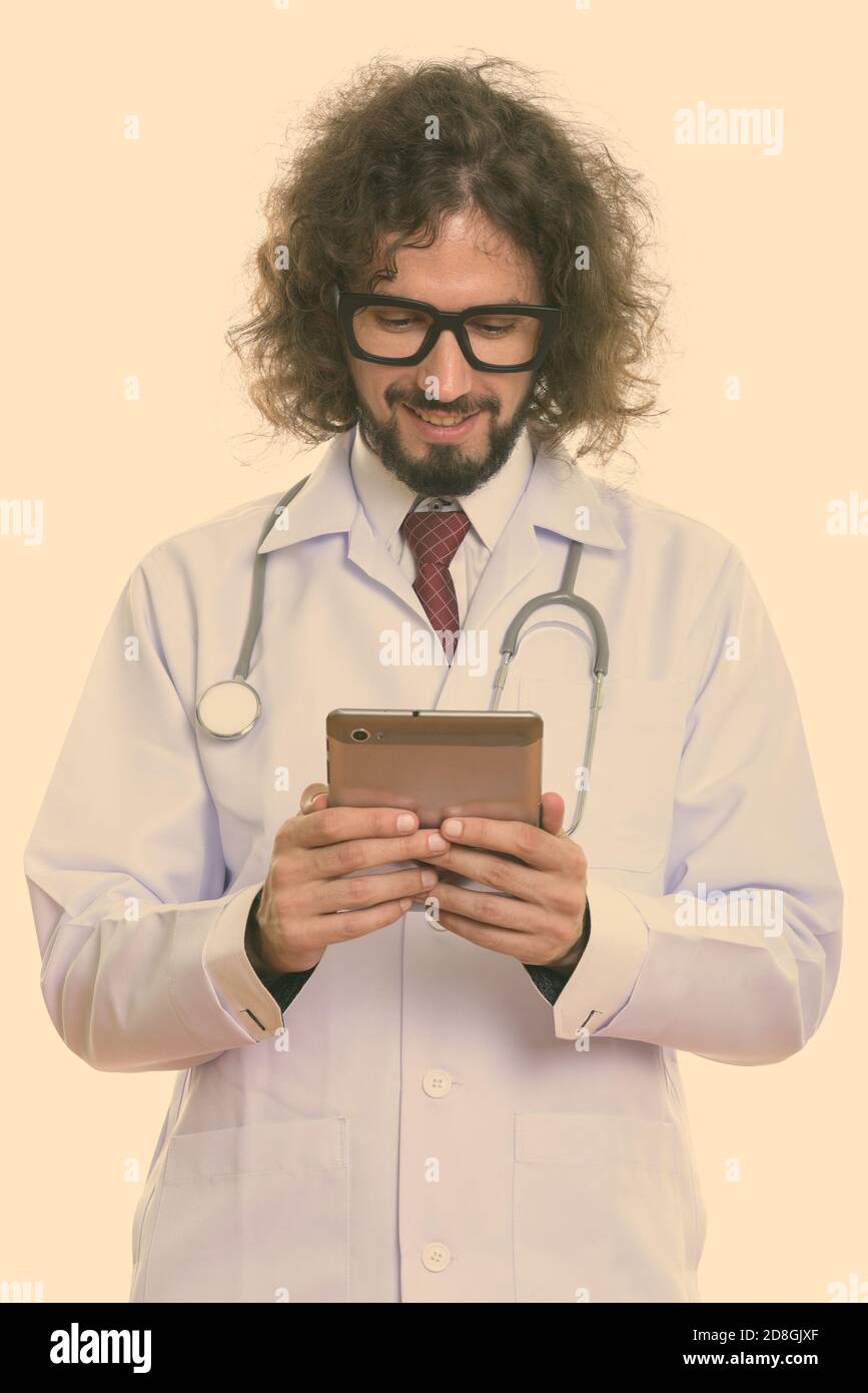 Portrait de l'homme heureux médecin smiling while holding digital tablet Banque D'Images