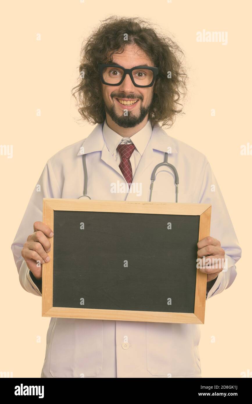 Portrait de l'homme heureux médecin smiling while holding blank blackboard Banque D'Images