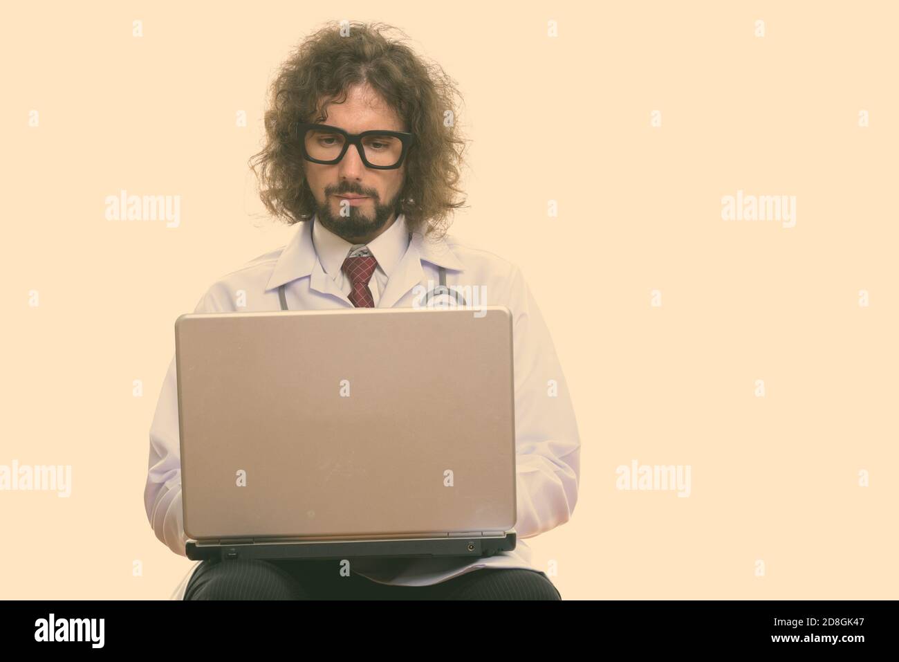 Studio shot of handsome man using laptop Banque D'Images