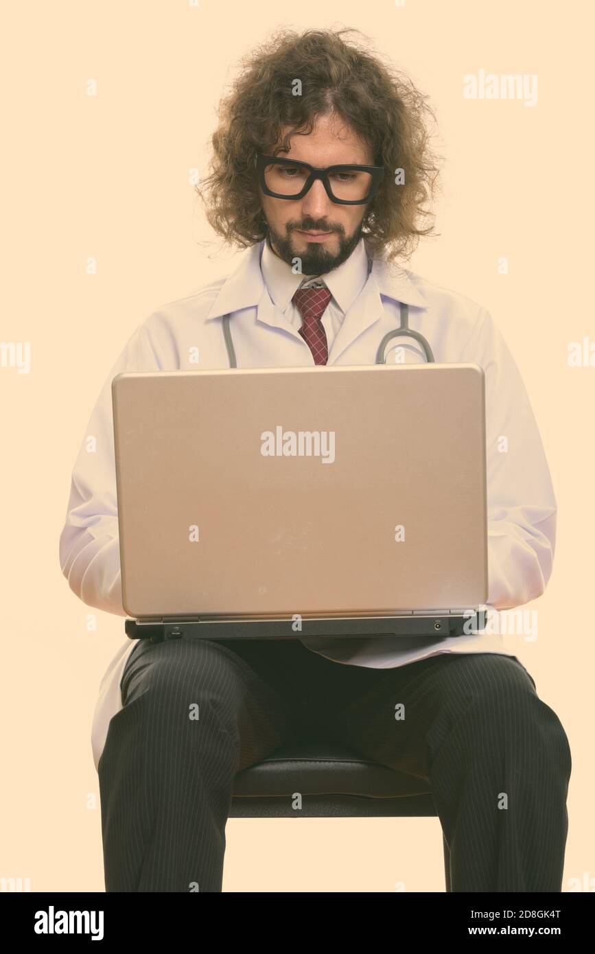 Studio shot of handsome man using laptop Banque D'Images